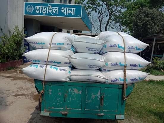তাড়াইলে করোনার মধ্যেই দরিদ্রদের চাল নিয়ে কালোবাজারি ডিলারসহ আটক, ডিলারের গুদাম সিলগালা
