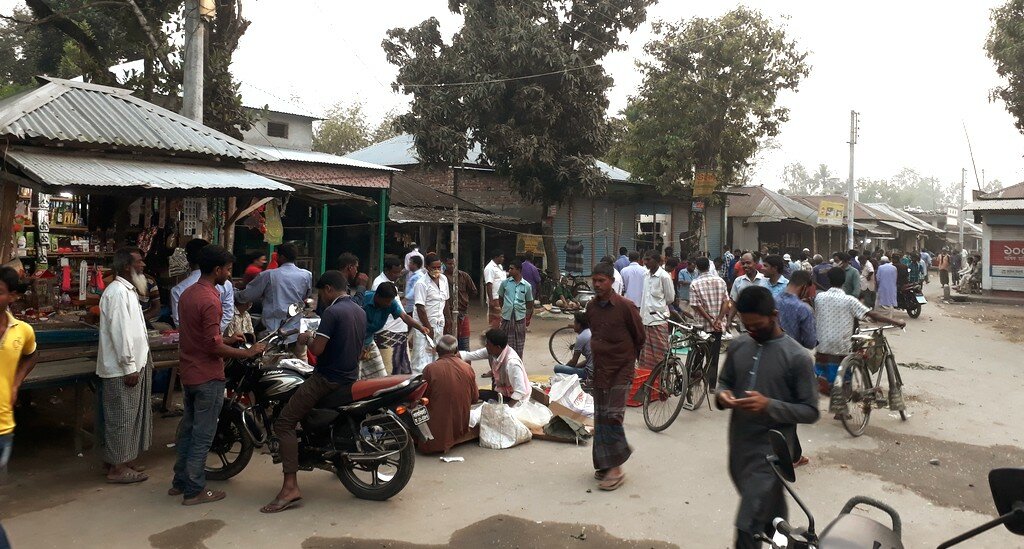 সামাজিক দূরত্ব কার্যকর হচ্ছে না লালমনিরহাটের বিভিন্ন হাট বাজারে