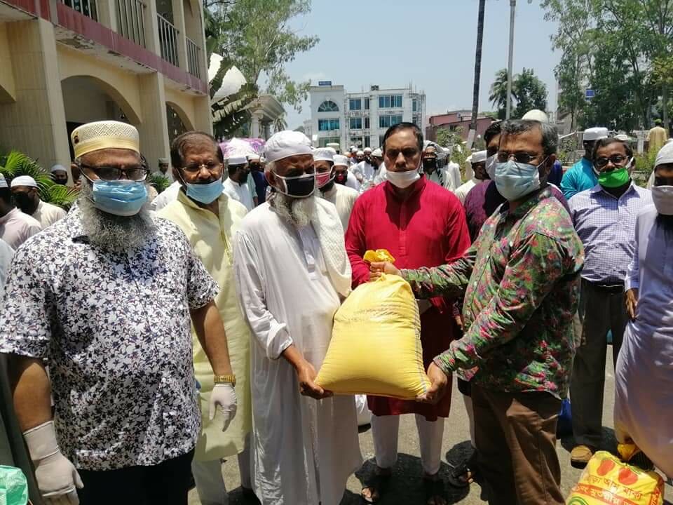 কোরআনে হাফেজদের মাঝে খাদ্য সামগ্রী বিতরণ করেন ভোলা জেলা পরিষদ