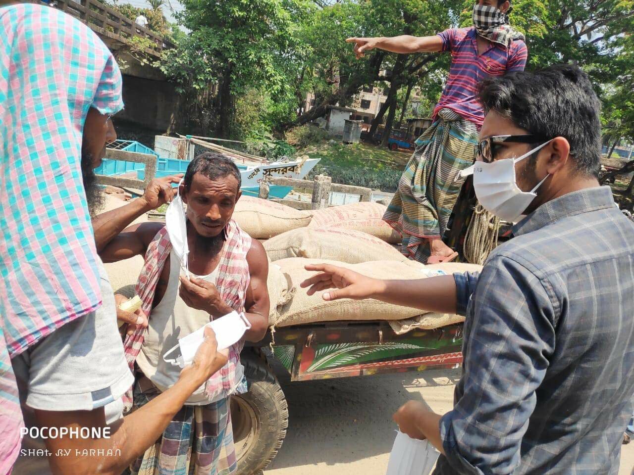 ভোলায় ছাত্রনেতার উদ্যোগে ১,০০০ মাস্ক বিতরণ
