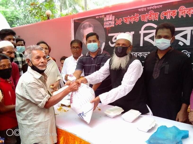 নড়িয়ায় জাতীয় শোক দিবস উপলক্ষে কাজী আতাউর রহমানের ত্রান ও খাবার বিতরন